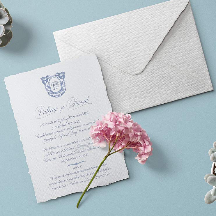 Royal Blue este o invitatie eleganta prin simplitatea ei - emblema pictata in acuarela printata pe hartie manuala alba cu textura si margini naturale